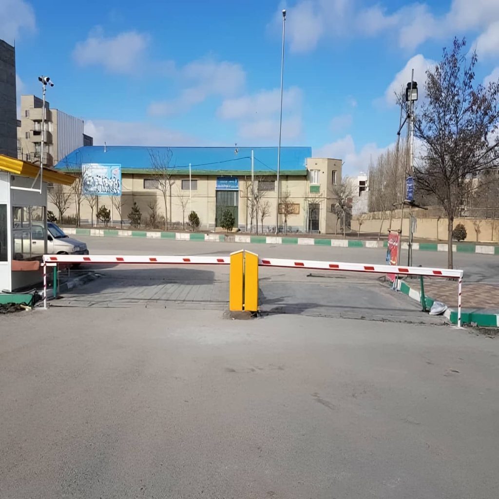 نصب راهبند تردد بالا با تابلو فرمان و فلاشر هشدار