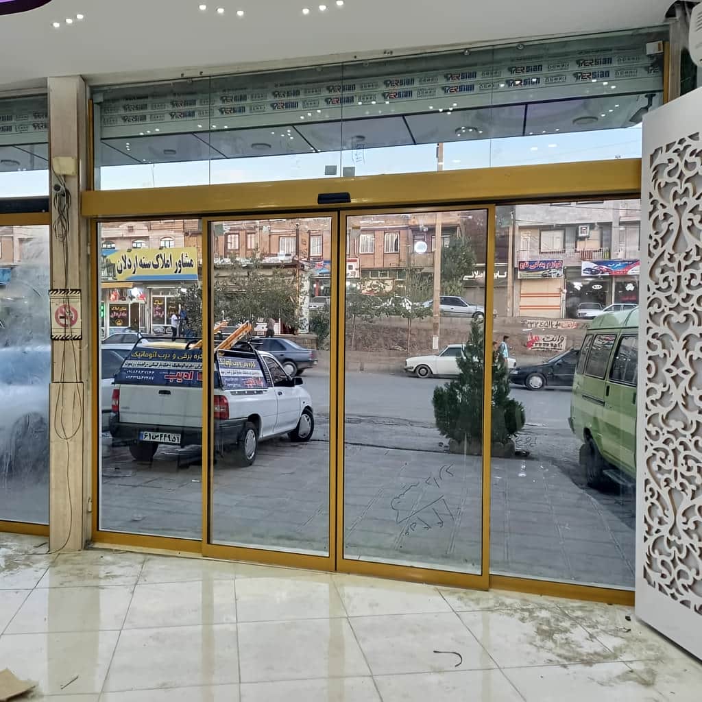 اجرای درب اتوماتیک شیشه ای تلسکوپی عرض کم در فضای پرتردد
