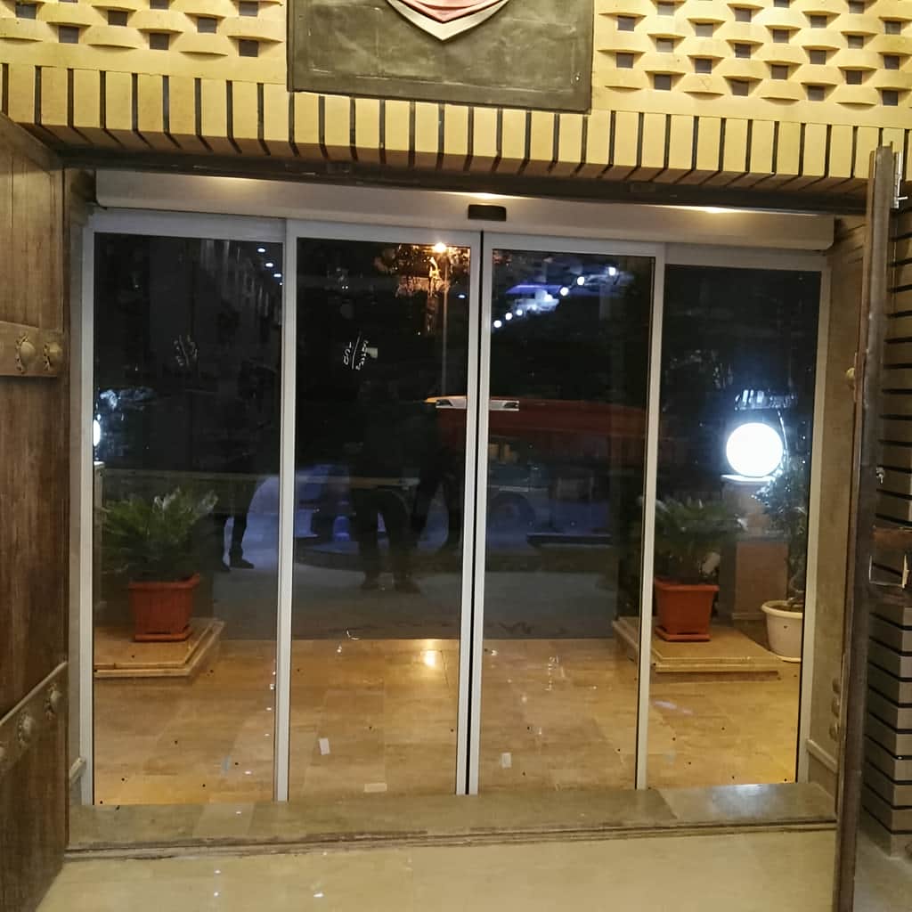 نصب درب اتوماتیک شیشه ای تک لنگه لولایی با اپراتور بازویی