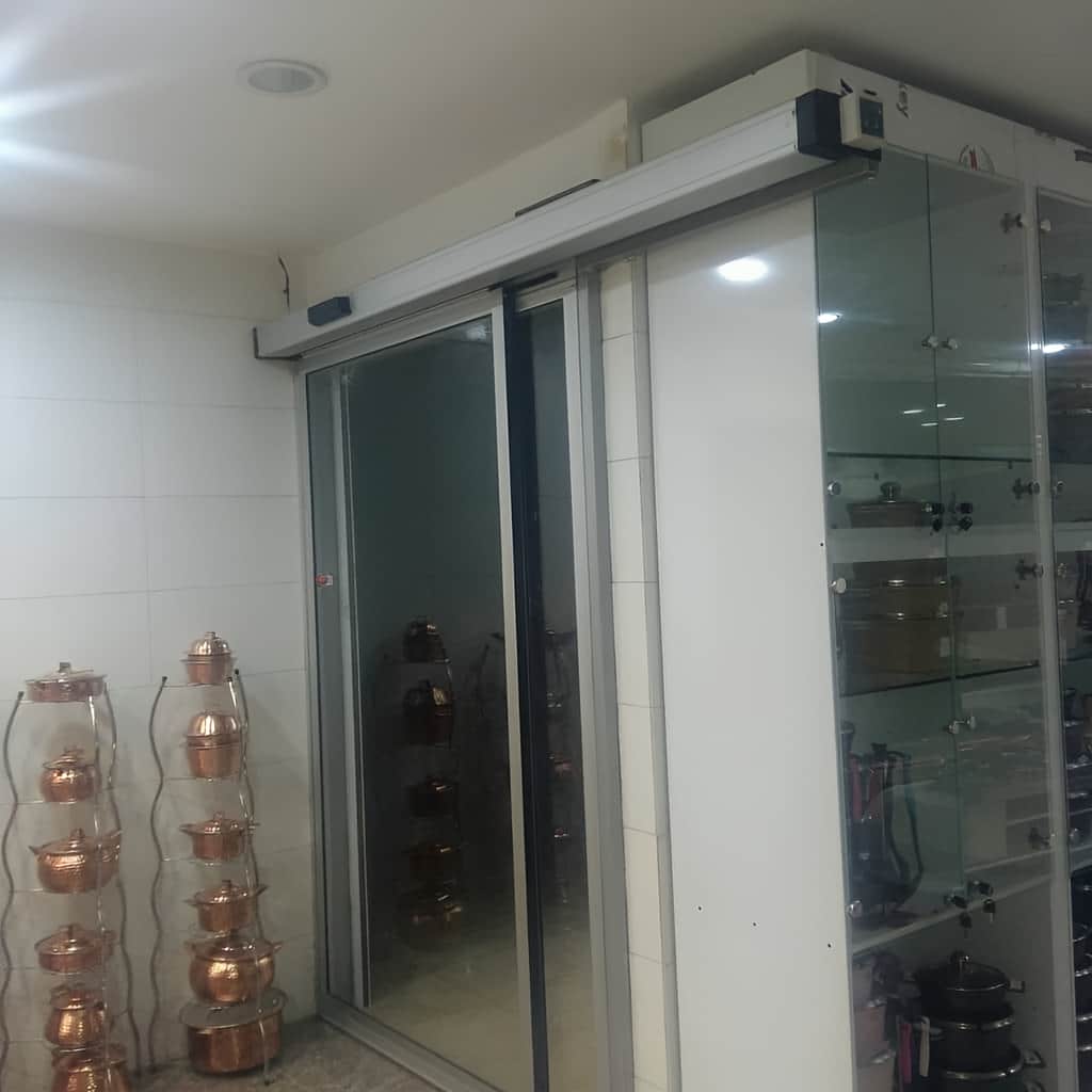 نصب درب اتوماتیک شیشه ای اداری کارتخوان با قفل برقی