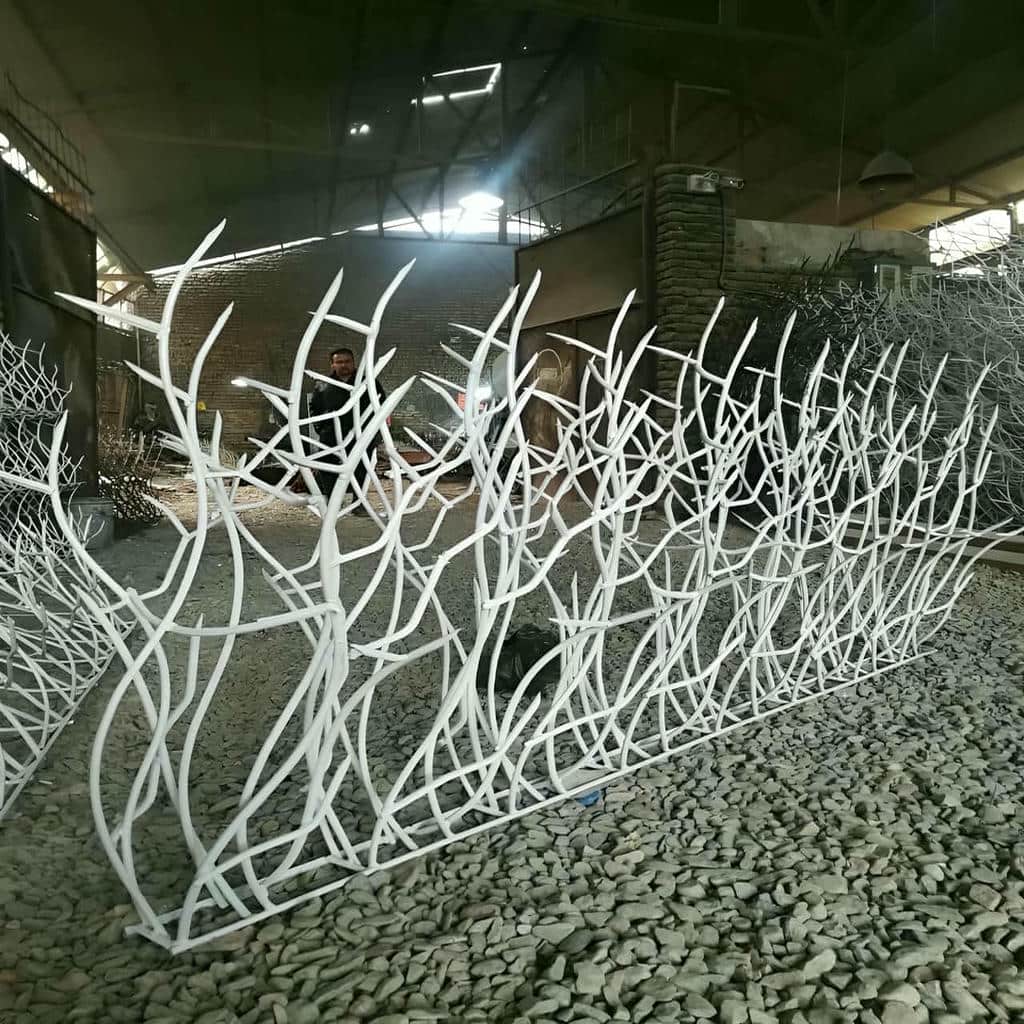 نصب حفاظ دیوار شاخ گوزنی میلگرد خمکاری روی دیوار آماده