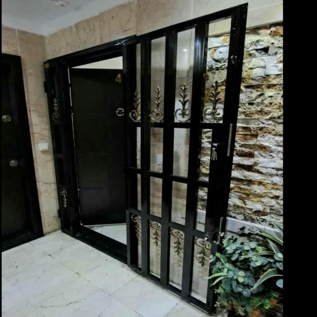 اجرای حفاظ درب ضد سرقت فلزی برای راهروی مشترک