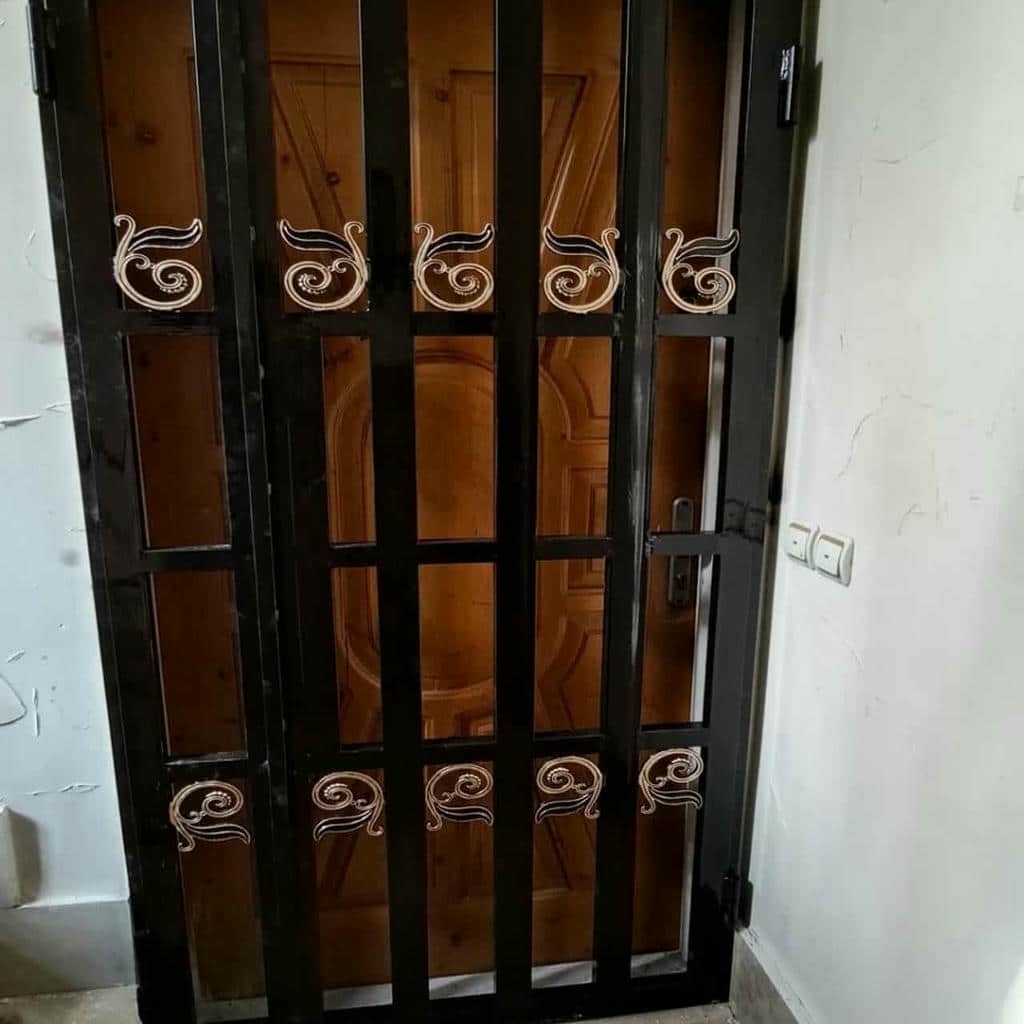 نصب حفاظ پشت درب آپارتمان ریلی روی چهارچوب موجود