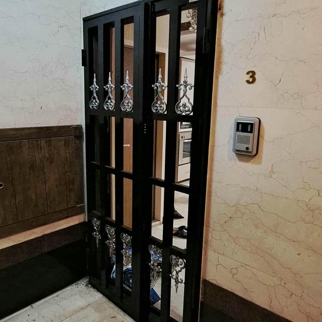 اجرای حفاظ پشت درب آپارتمان ریلی برای راهروی مشترک