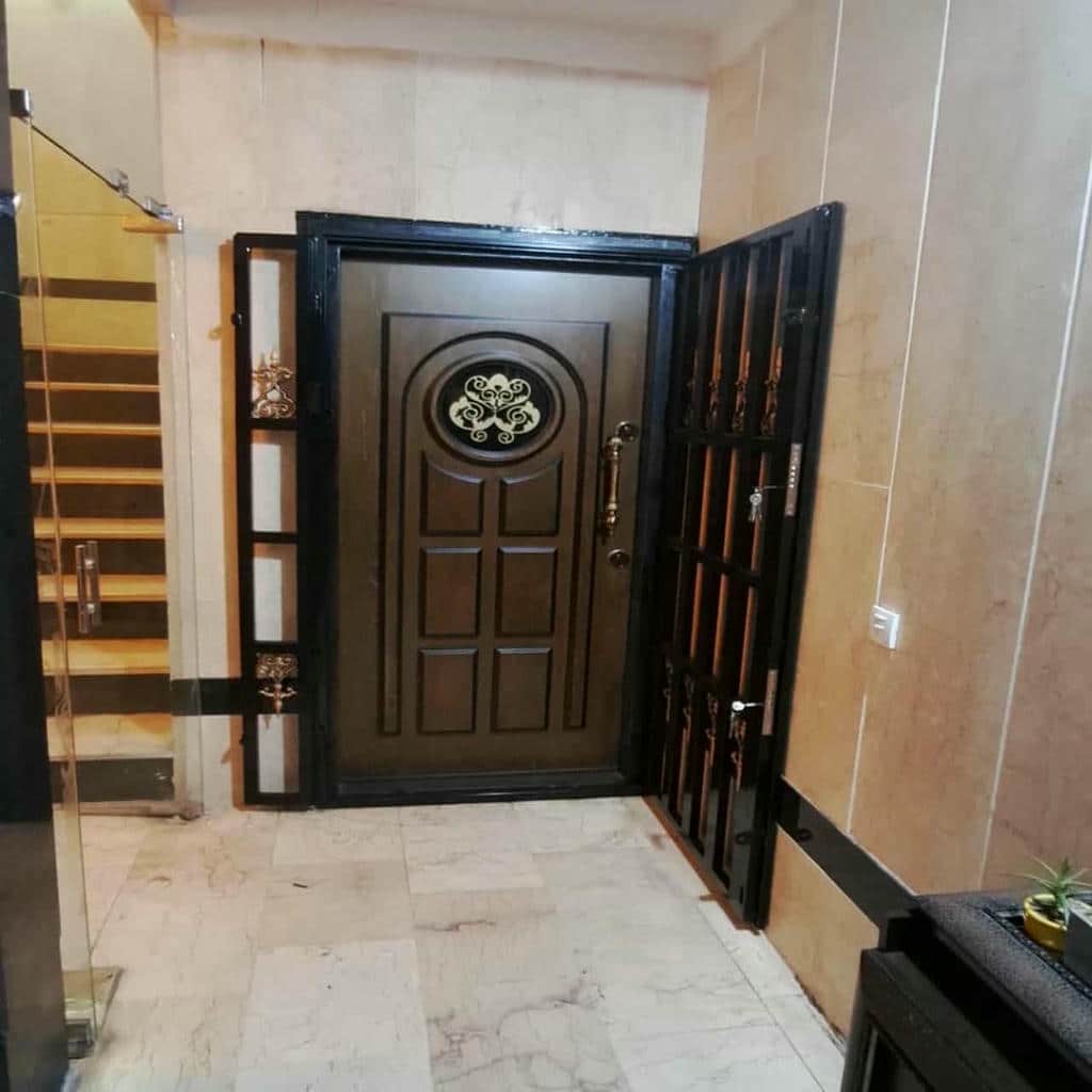 نصب حفاظ درب آپارتمان ضد دیلم روی چهارچوب موجود