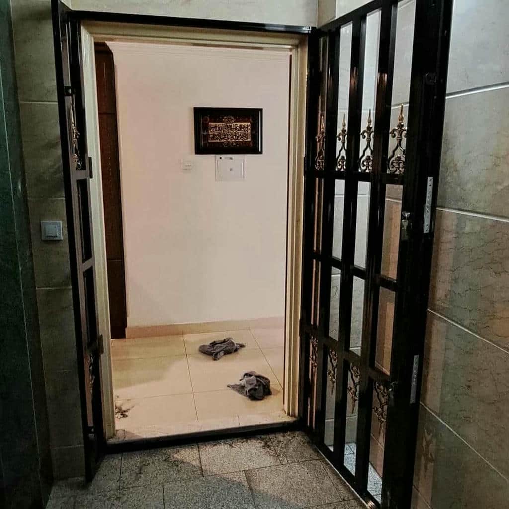نصب حفاظ درب ضد سرقت فلزی روی چهارچوب موجود
