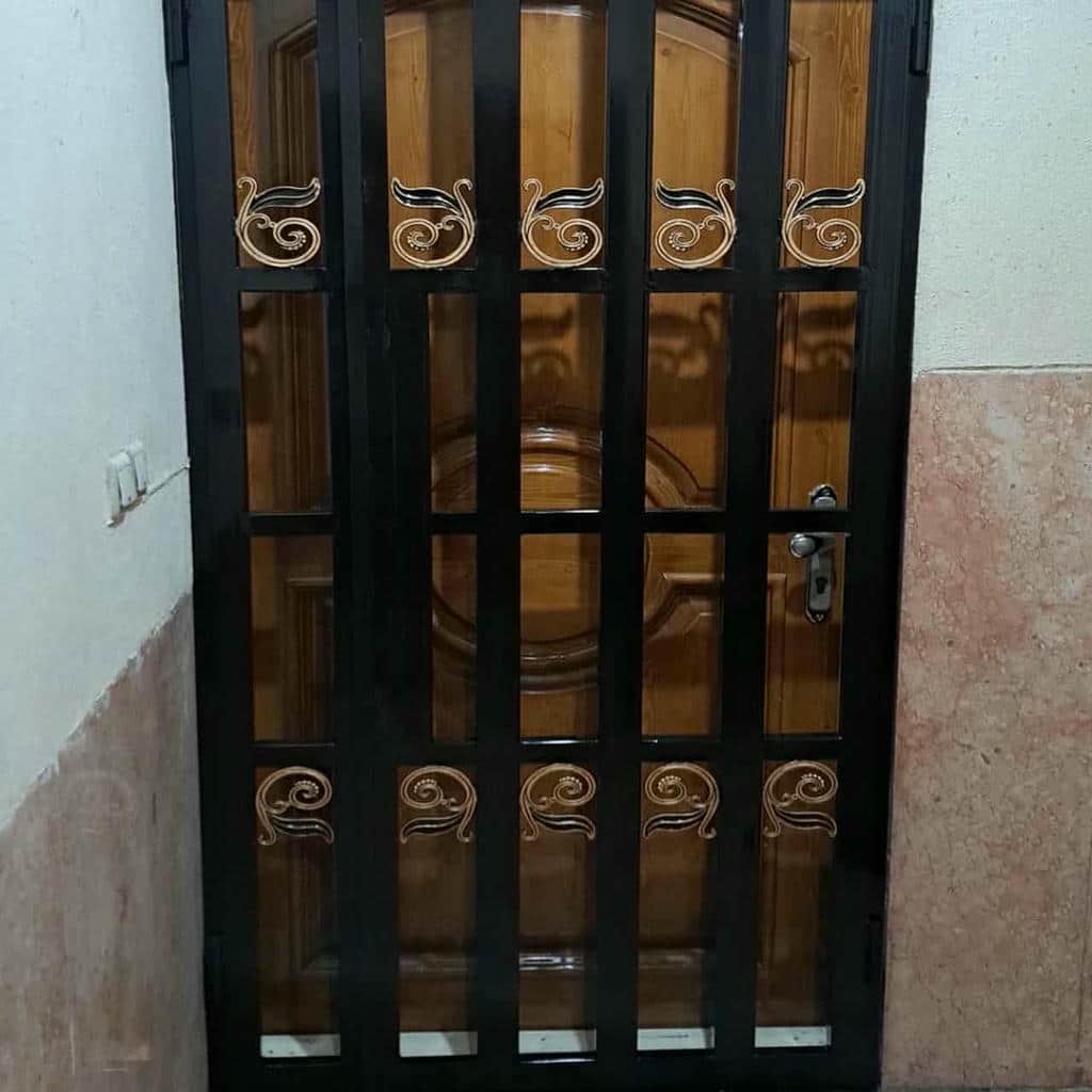 نصب حفاظ درب ضد سرقت فلزی با پروفیل آهنی مقاوم