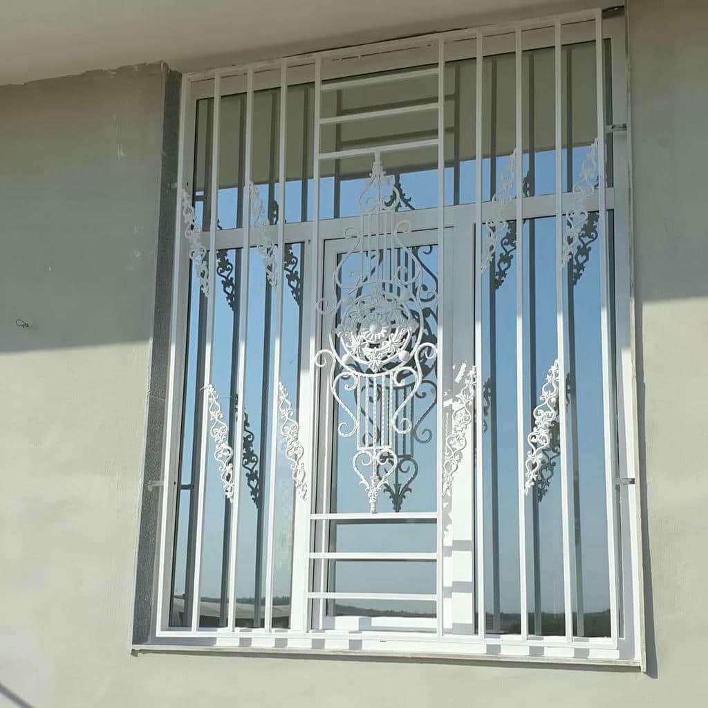 حفاظ پنجره آهنی پروفیلی برای پروژه طبقه همکف با اجرای تمیز