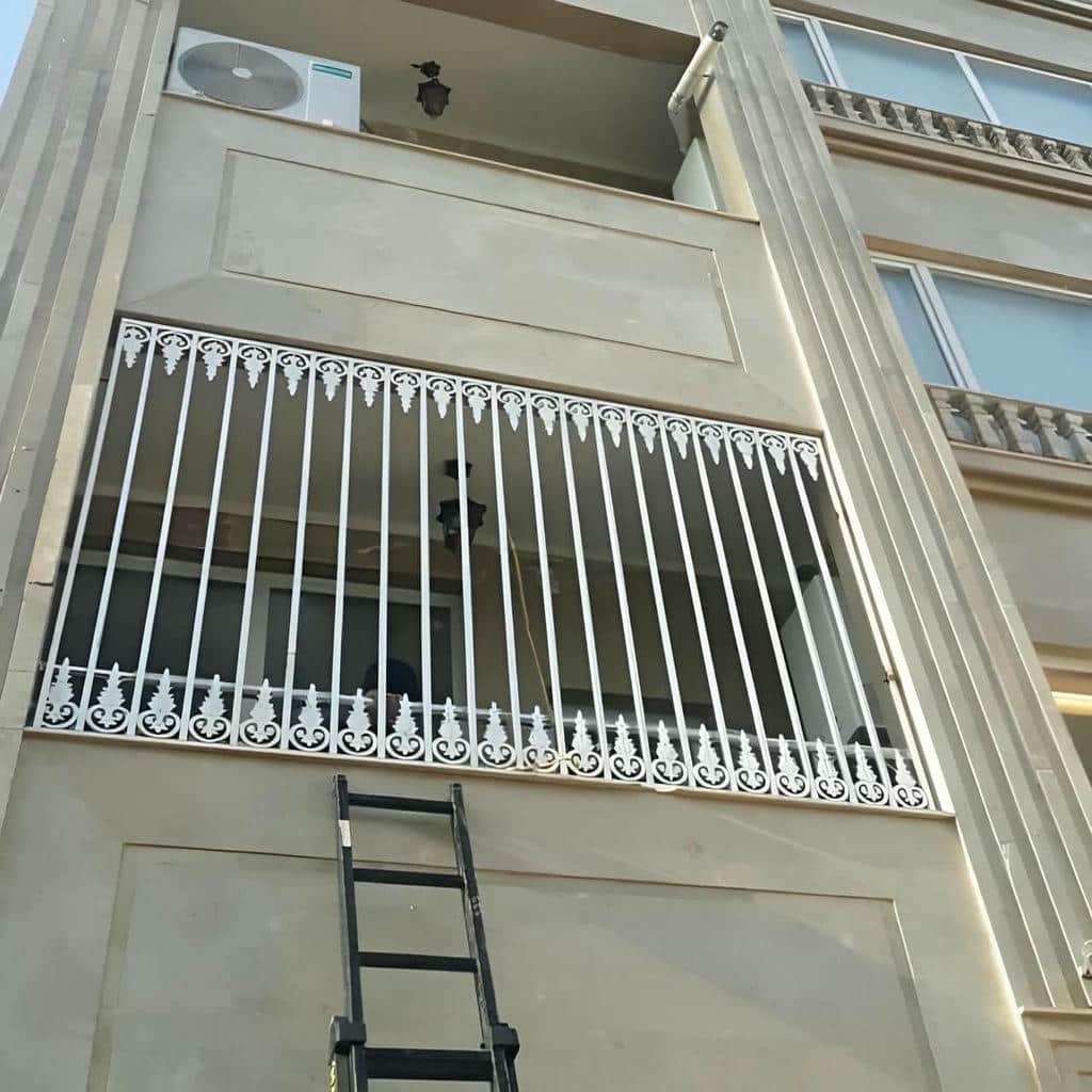نصب حفاظ پنجره آهنی پروفیلی برای پنجره طبقه همکف