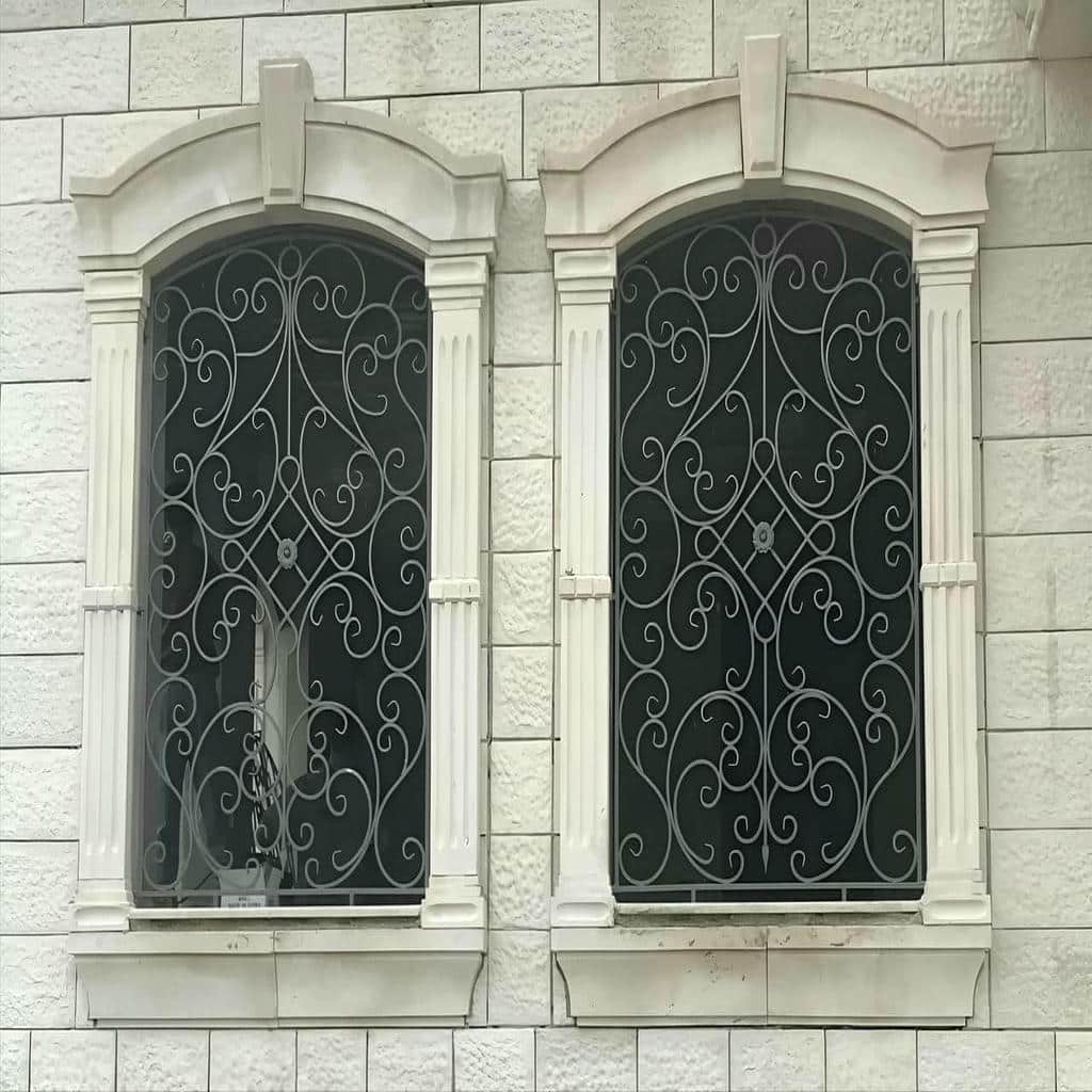 اجرای حفاظ پنجره قوسی کتیبه دار با کلاف مقاوم