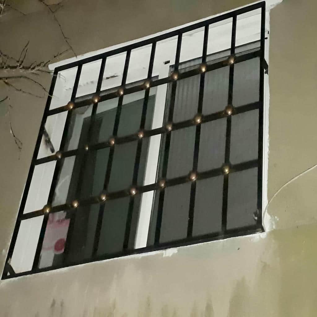 قیمت نرده پنجره فلزی شاسی دار وابسته به ابعاد و متریال