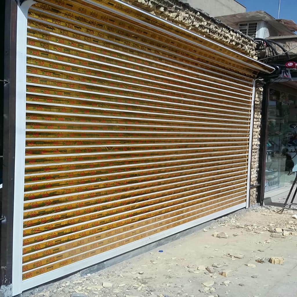 اجرای درب کرکره ای برقی مغازه با ریل استاندارد