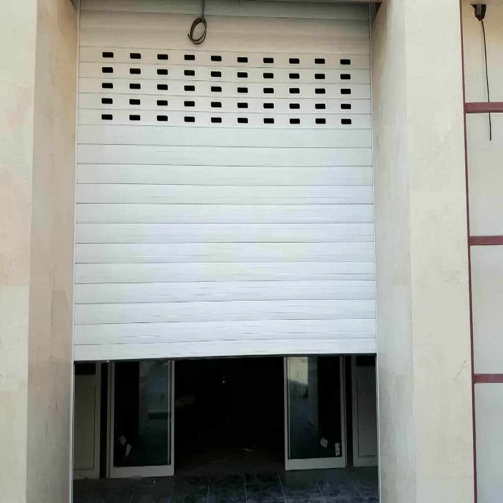 کرکره برقی مدرن نمای تجاری مناسب پروژه ویترین شیشه‌ای