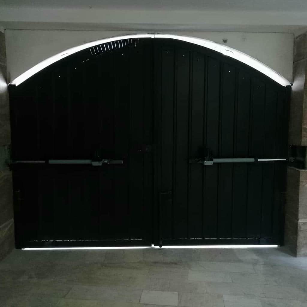 نصب درب پارکینگ جک دار بازویی روی درب فلزی