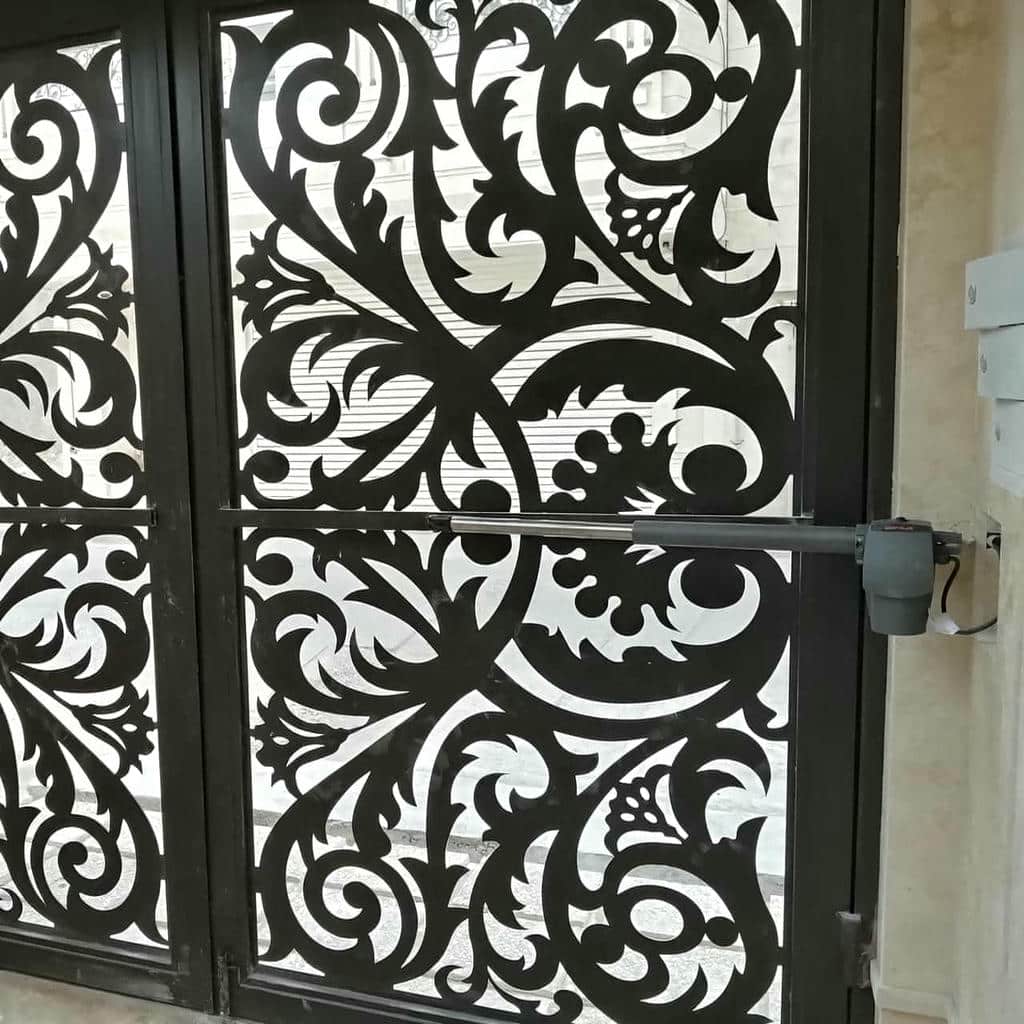 اجرای درب پارکینگ جک دار بازویی با حرکت نرم و ایمن