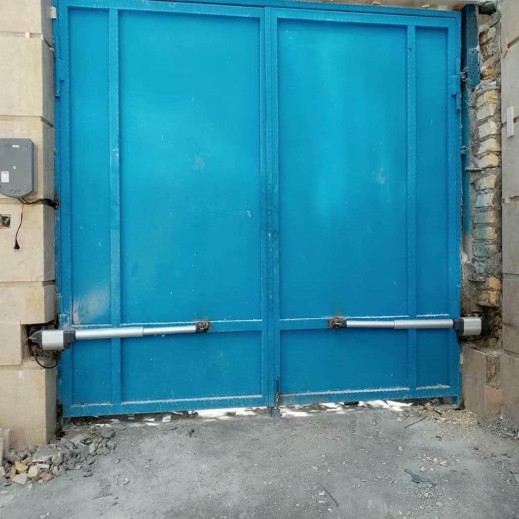 خرید درب برقی حیاط لولایی با بررسی شرایط نصب