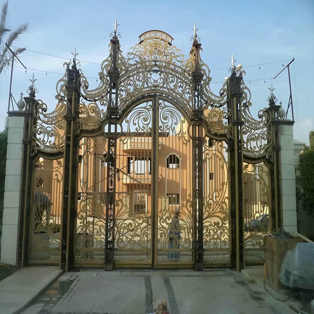 درب پارکینگ دو لنگه عریض با طرح نیمه‌پوشیده برای حریم بیشتر