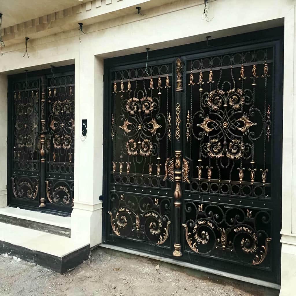 اجرای درب ویلایی باغچه دار ورودی کنار مسیر پیاده