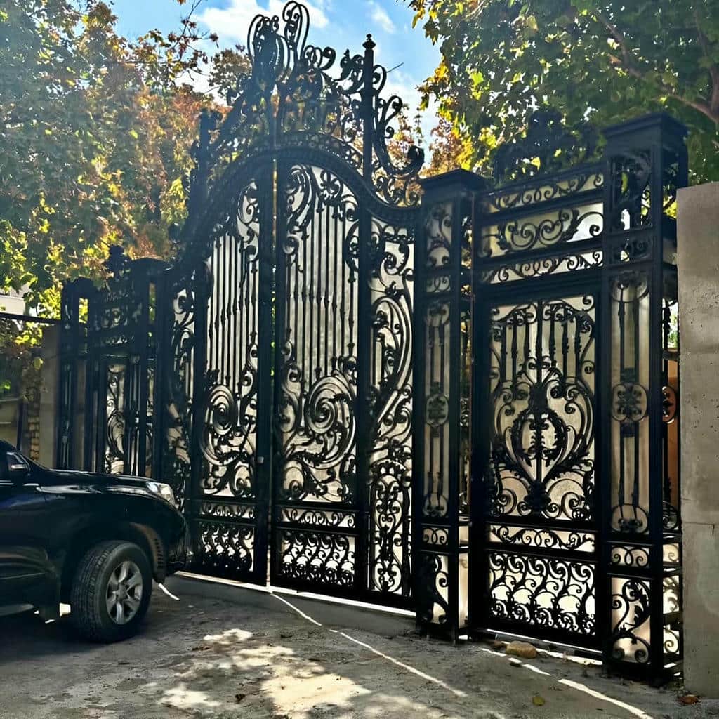 درب پارکینگ ویلایی دو لنگه مناسب پروژه با ورودی محوطه
