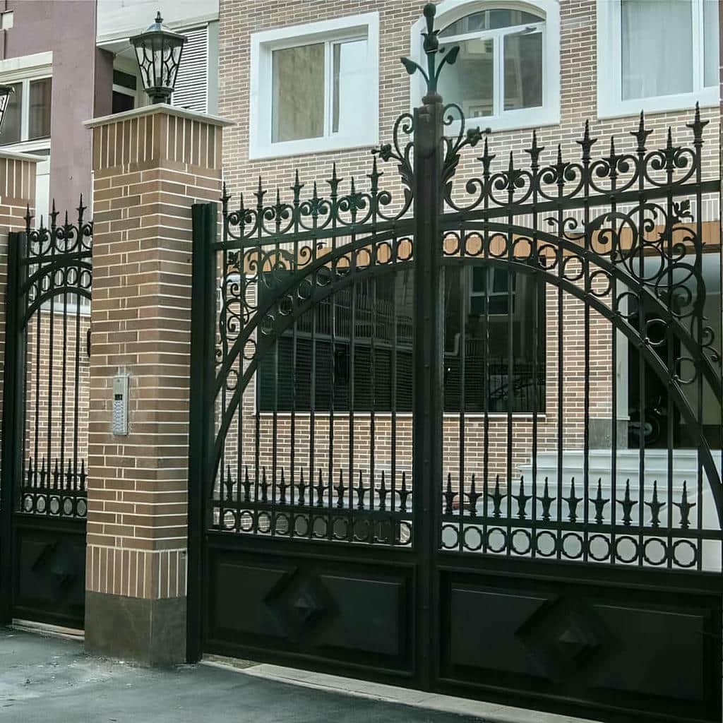 نصب درب پارکینگ آهنی ساده قاب دار با کلاف آهنی مقاوم