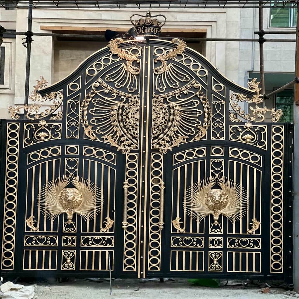 درب فلزی دو لنگه پارکینگ مشبک برای عبور نور و هوا