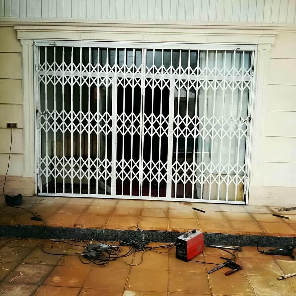نرده پنجره فرفورژه گل دار برای پروژه نمای کلاسیک