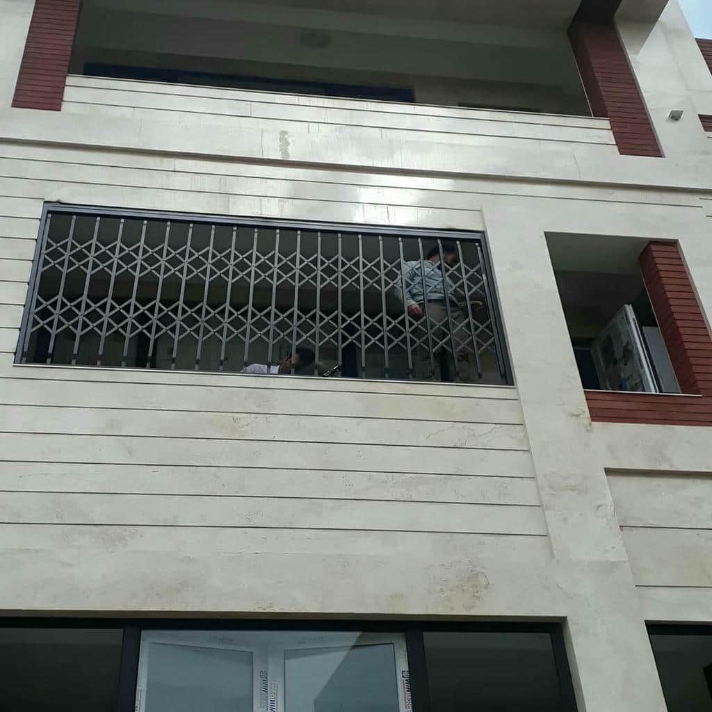 ساخت نرده پنجره فرفورژه گل دار با خم‌کاری دقیق