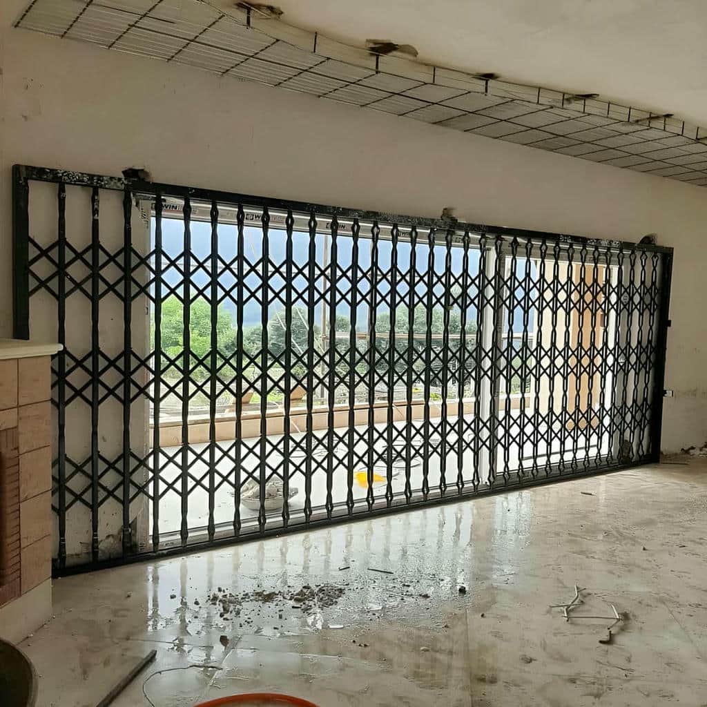 قیمت حفاظ پنجره فرفورژه گل نرده وابسته به ابعاد و تزئینات