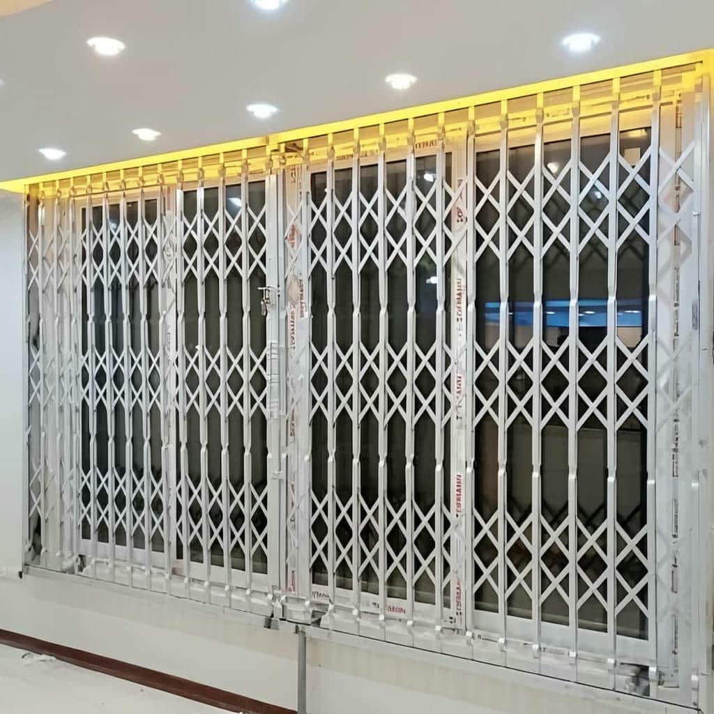 اجرای حفاظ پنجره متحرک کشویی برای پنجره کنار تراس