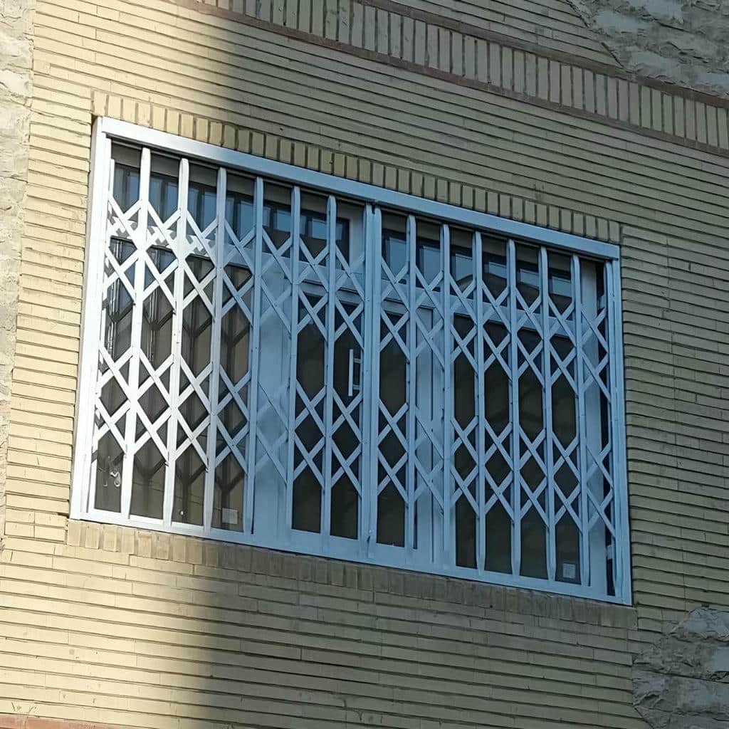 نصب حفاظ پنجره متحرک کشویی با ریل تراز و حرکت روان