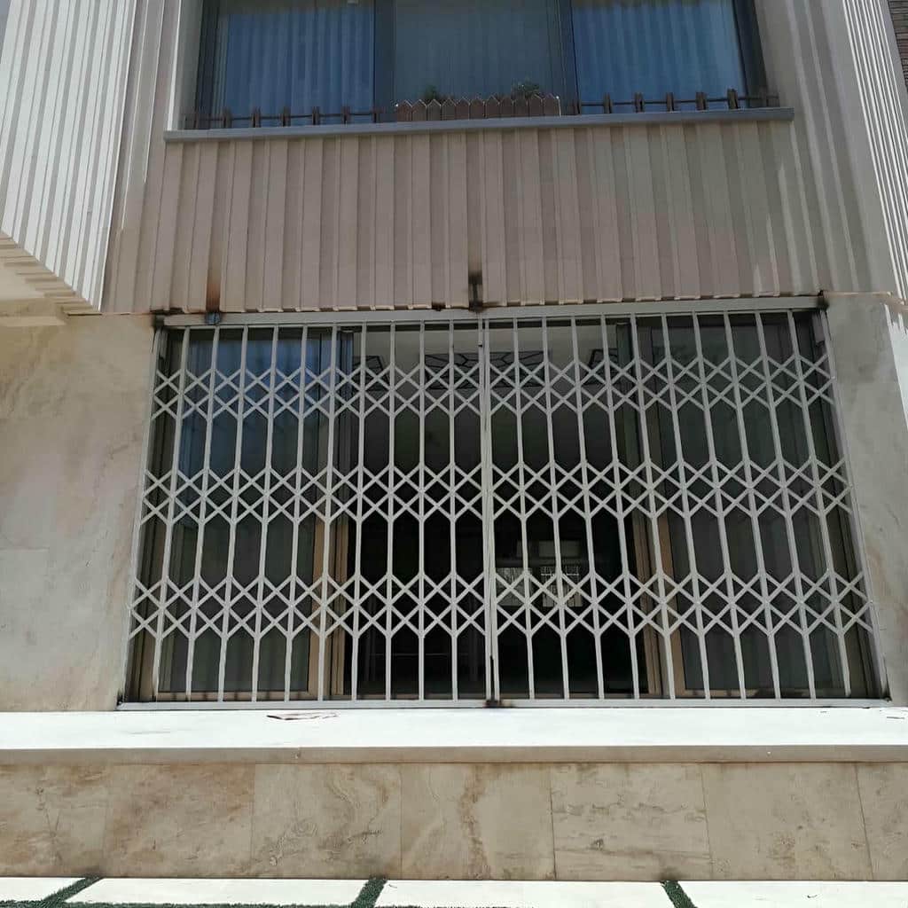 خرید نرده پنجره فرفورژه گل دار با بررسی سبک نما