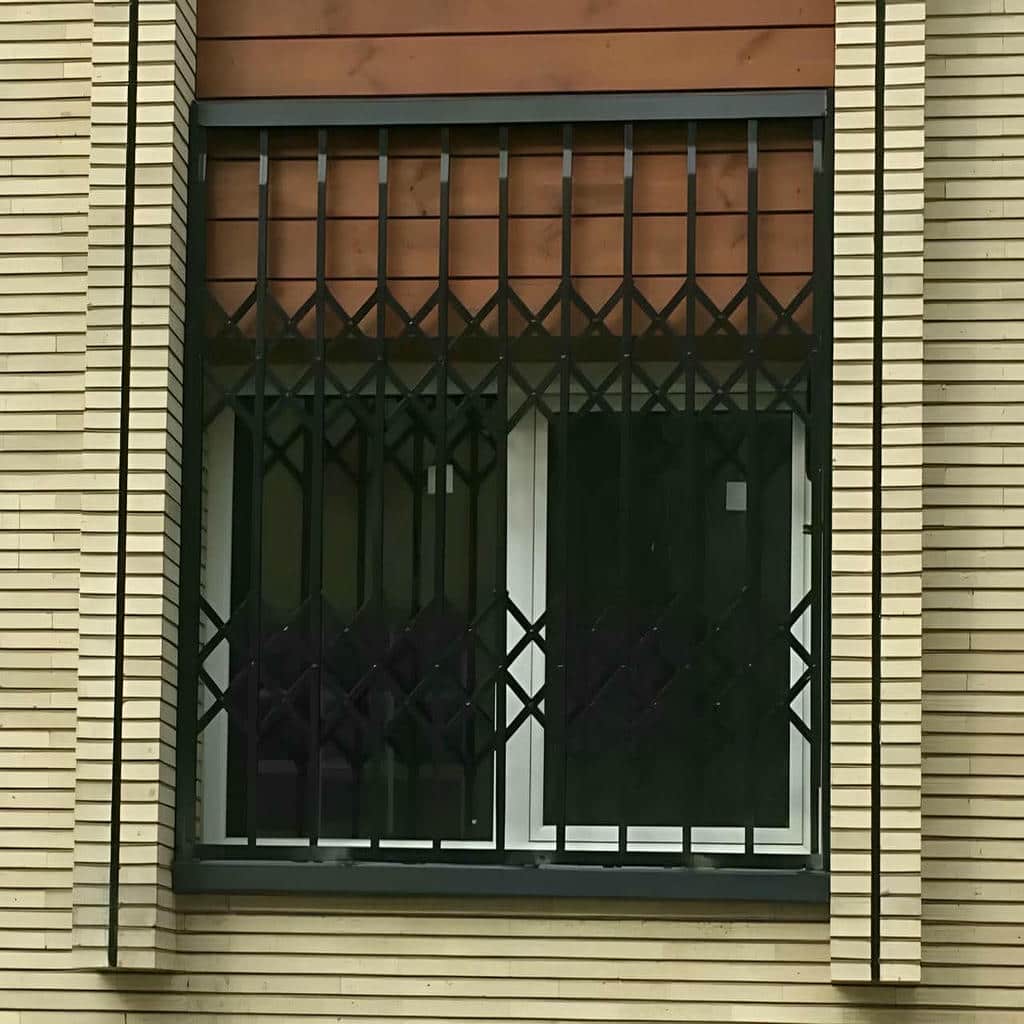 اجرای حفاظ پنجره فرفورژه گل نرده برای پنجرههای نمای اصلی