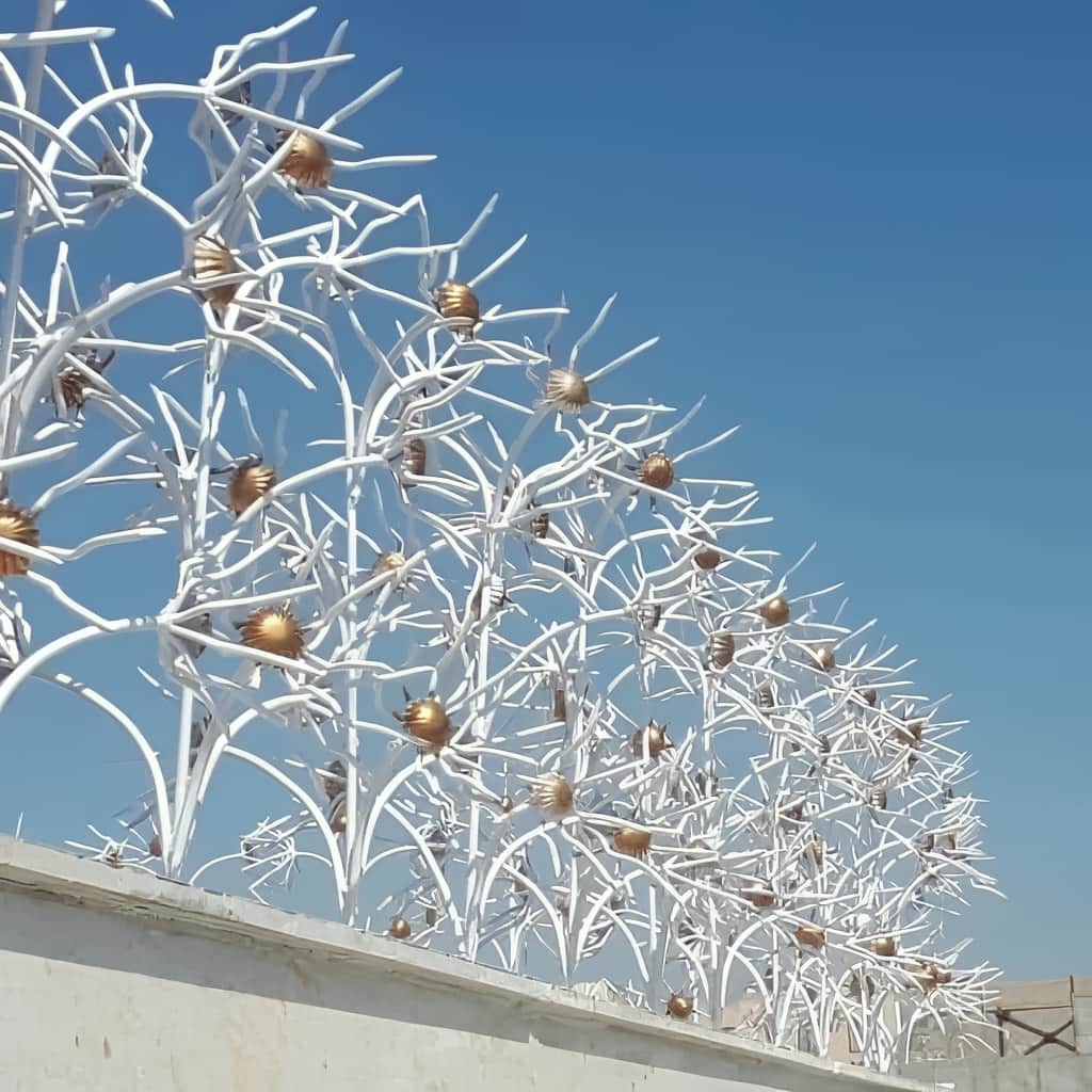 حفاظ گل آفتابگردان روی دیوار ورودی ساختمان