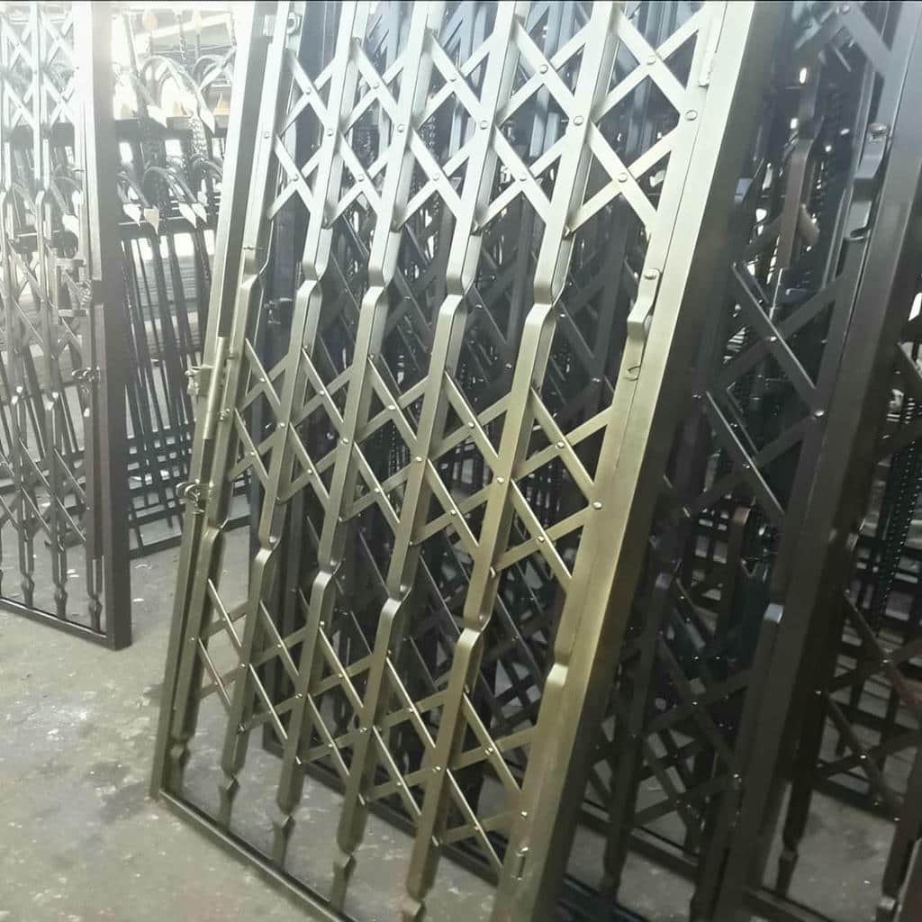 حفاظ آکاردئونی ساختمان مسکونی با شبکه فلزی مقاوم