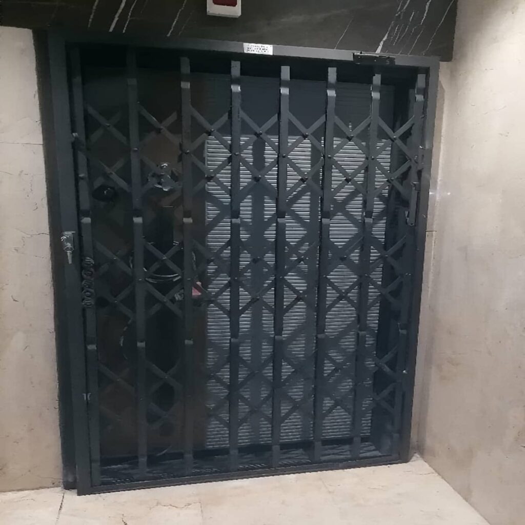 حفاظ لولایی درب فضای مسکونی