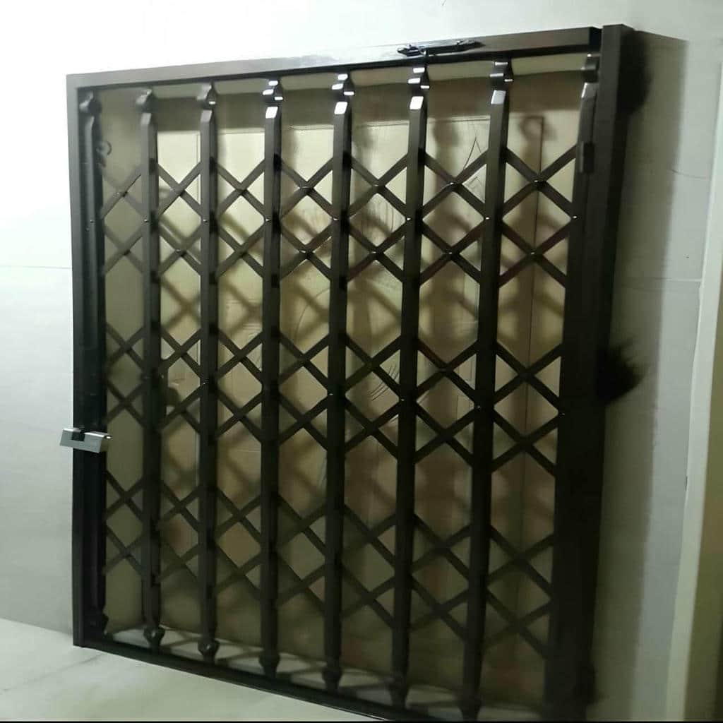 درب آکاردئونی آپارتمان رنگ تیره هماهنگ با نمای ورودی