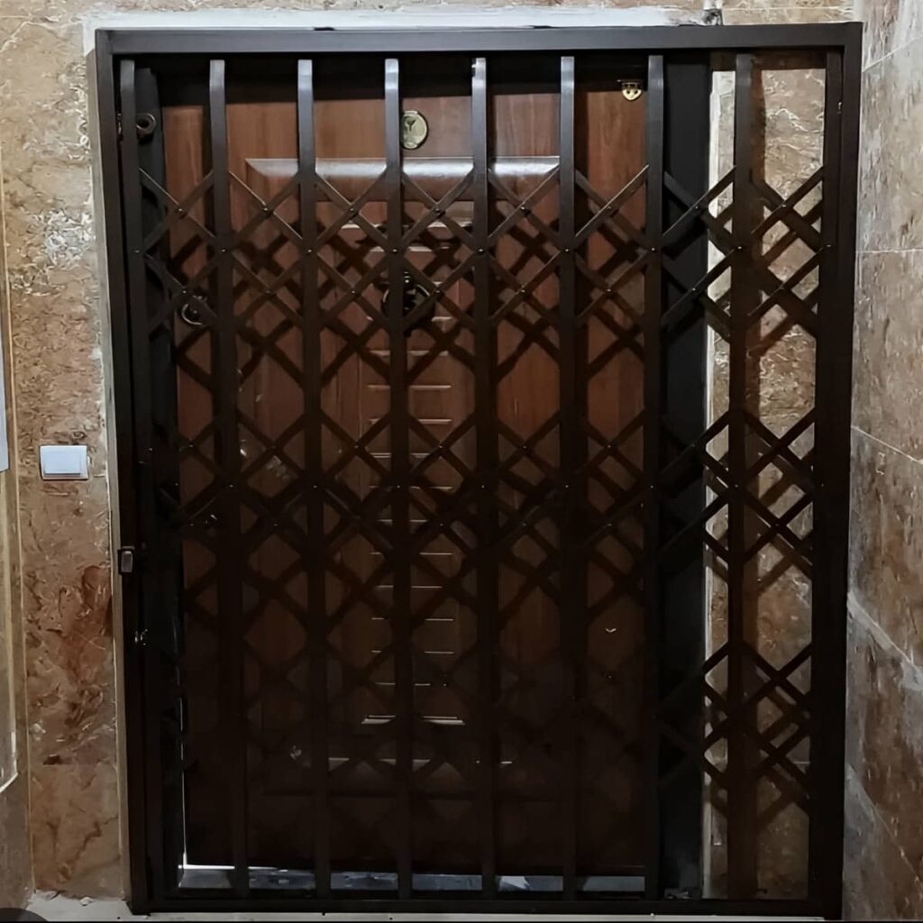محافظ درب آپارتمان با قفل مقاوم محافظ درب آپارتمان با قفل مقاوم