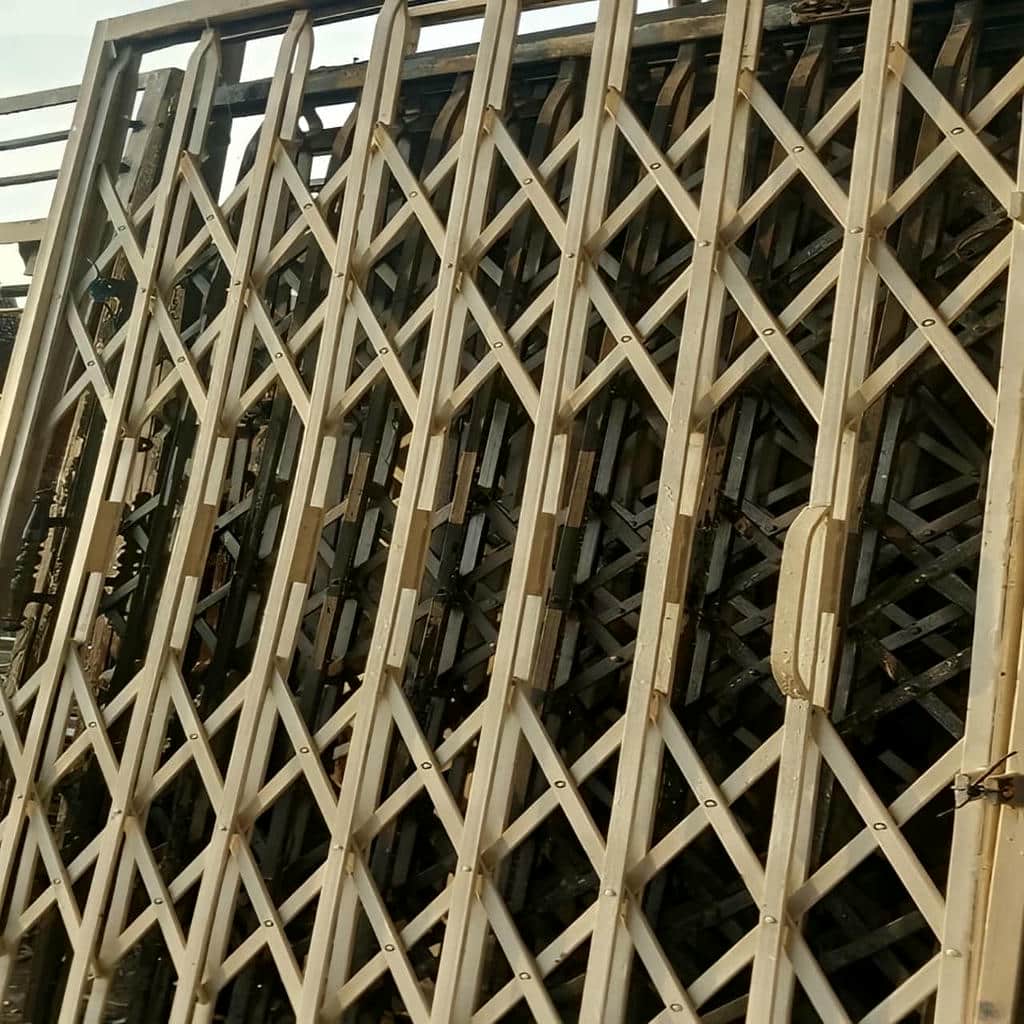 درب آکاردئونی ویلا نمونه اجرای ورودی باغ