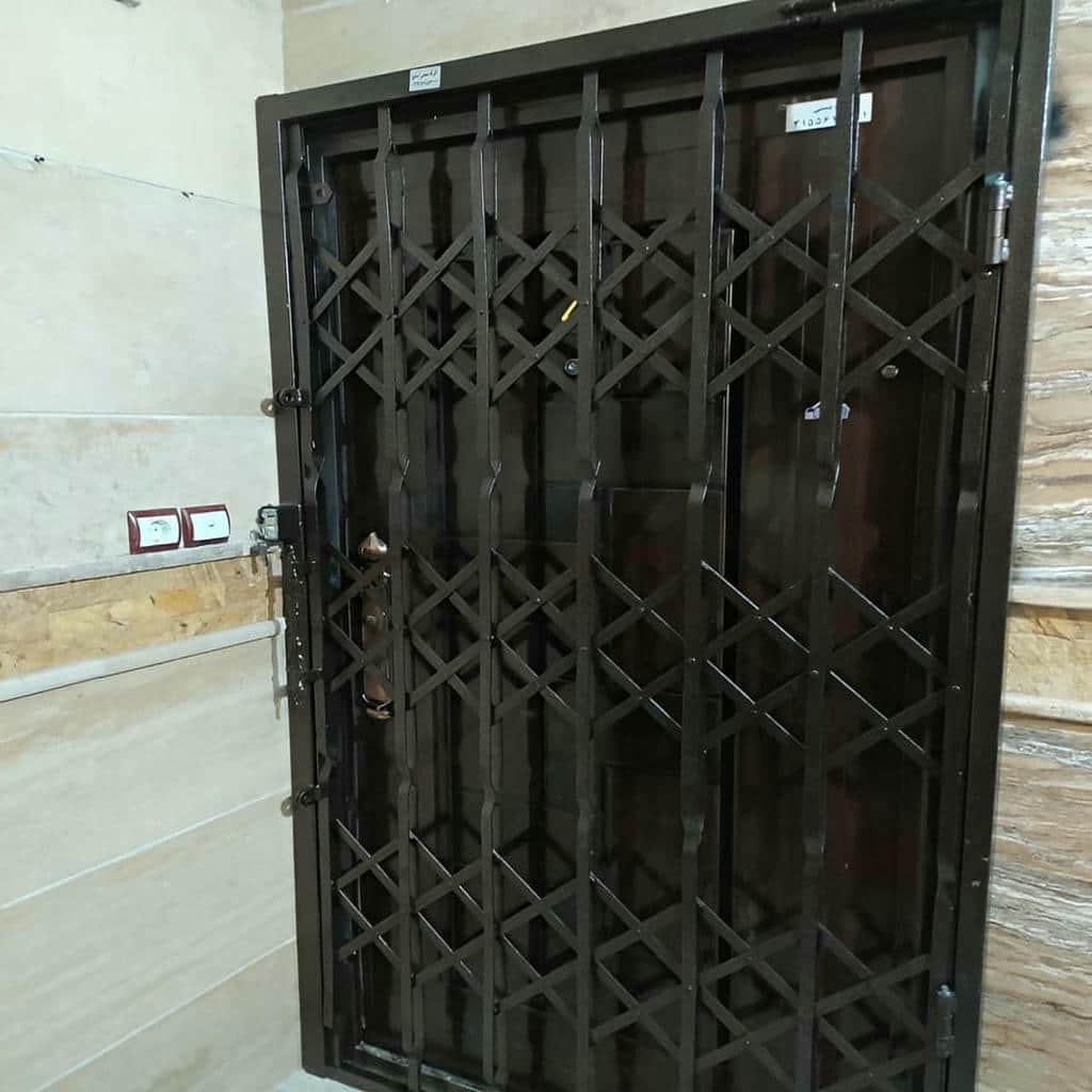 حفاظ پشت درب آپارتمان ورودی ساختمان
