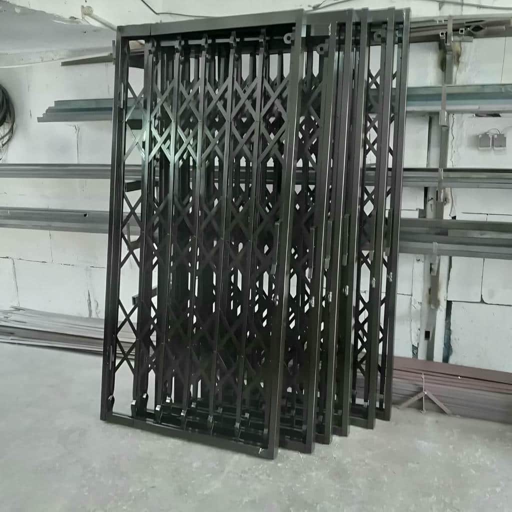 محافظ درب آپارتمان با ساختار فلزی