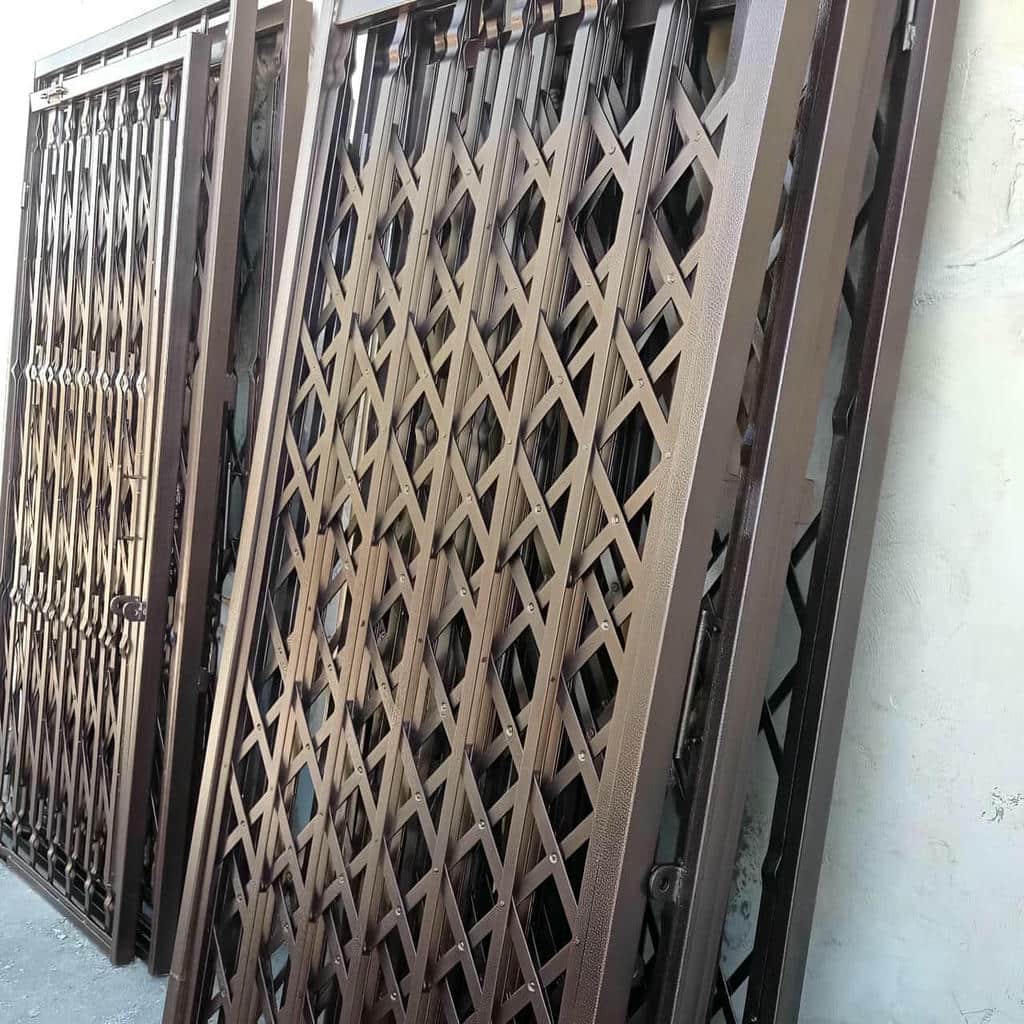 درب حفاظتی آپارتمان مدرن مینیمال
