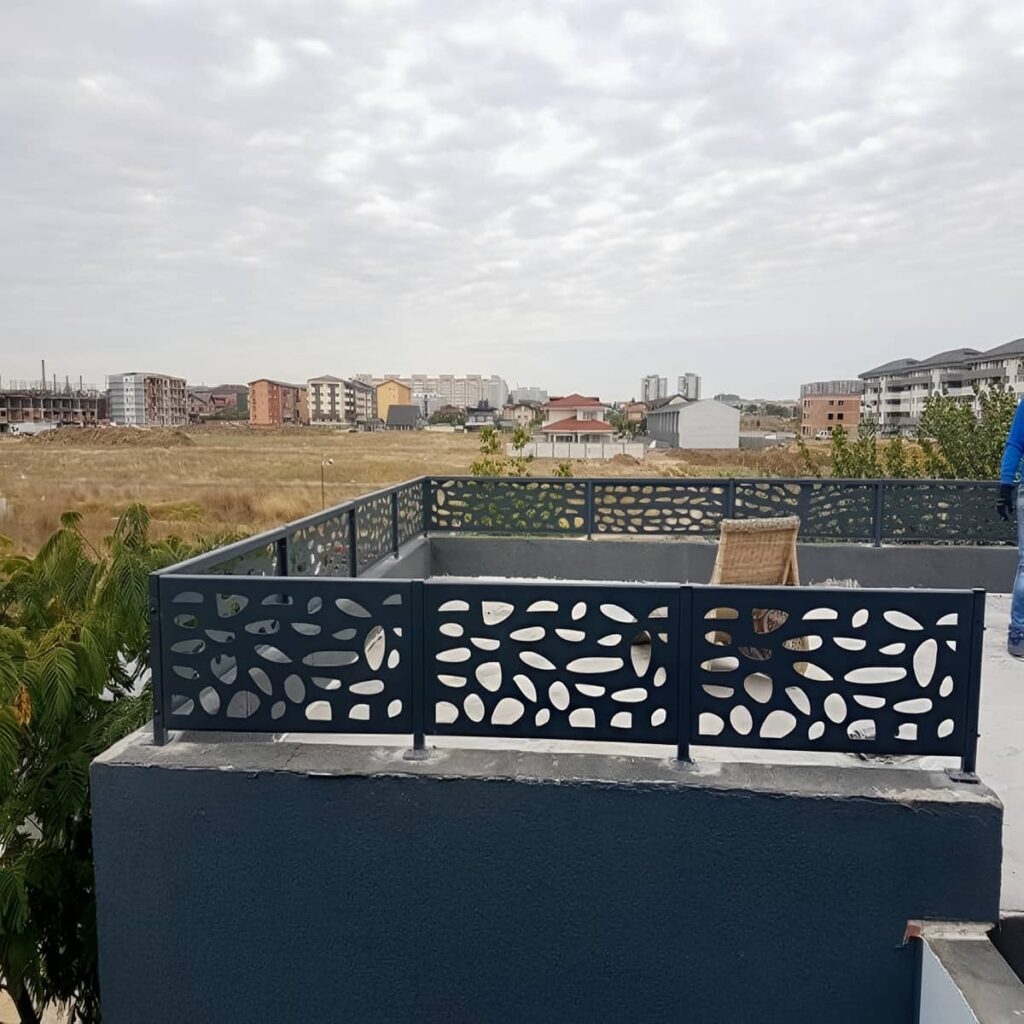 نرده بالکن سفارشی هماهنگ با نمای ساختمان