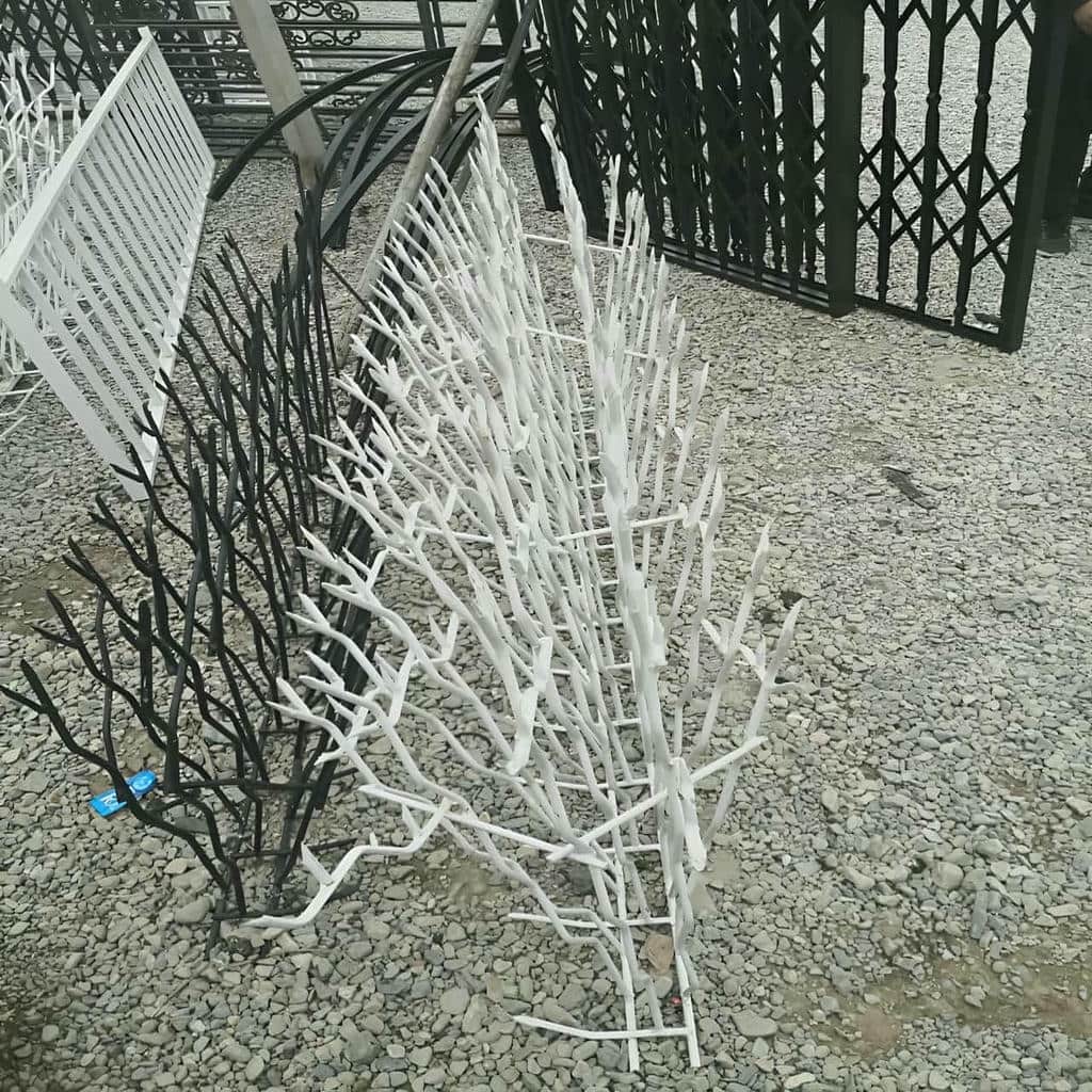حفاظ شاخ گوزنی طرح اف روی دیوار ساختمان