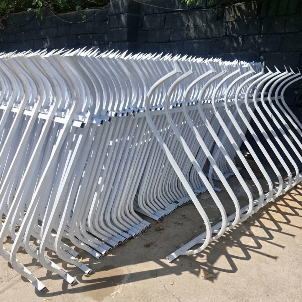 نرده روی دیوار فلزی نمای ساختمان