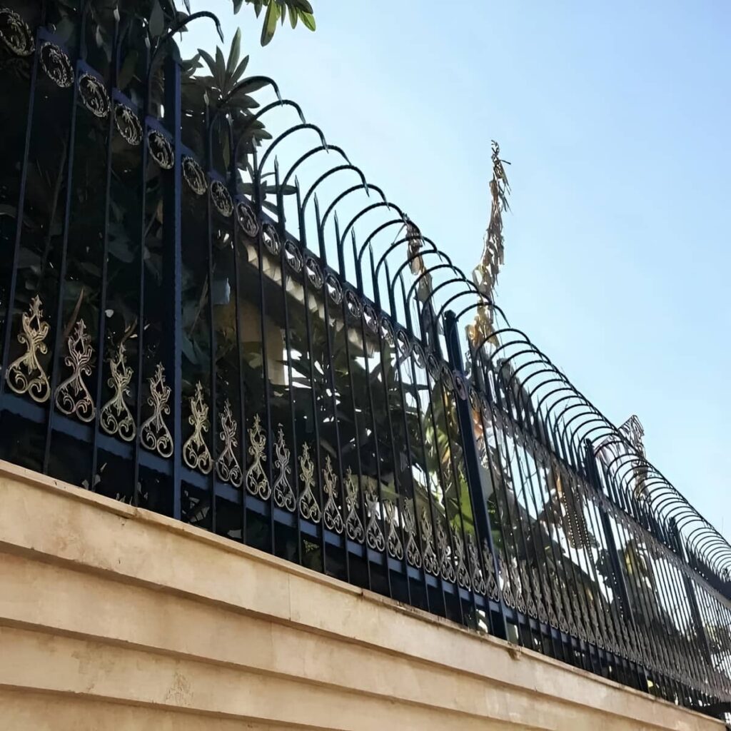 نرده روی دیوار با پوشش مقاوم