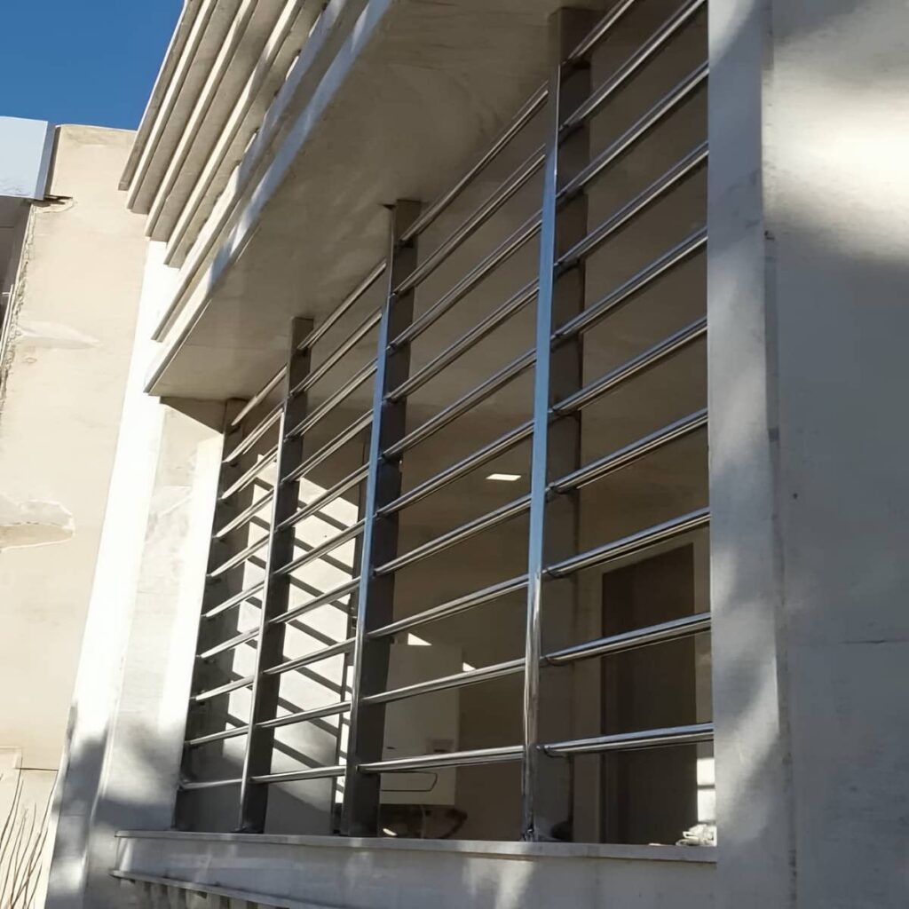 نرده بالکن با اتصالات مقاوم