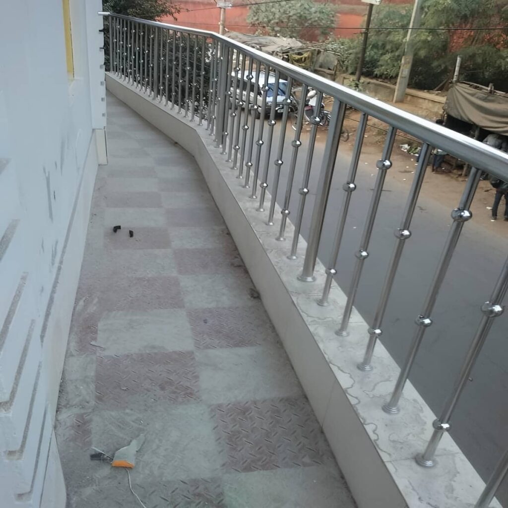 نرده کلاسیک بالکن برای نگهداری آسان