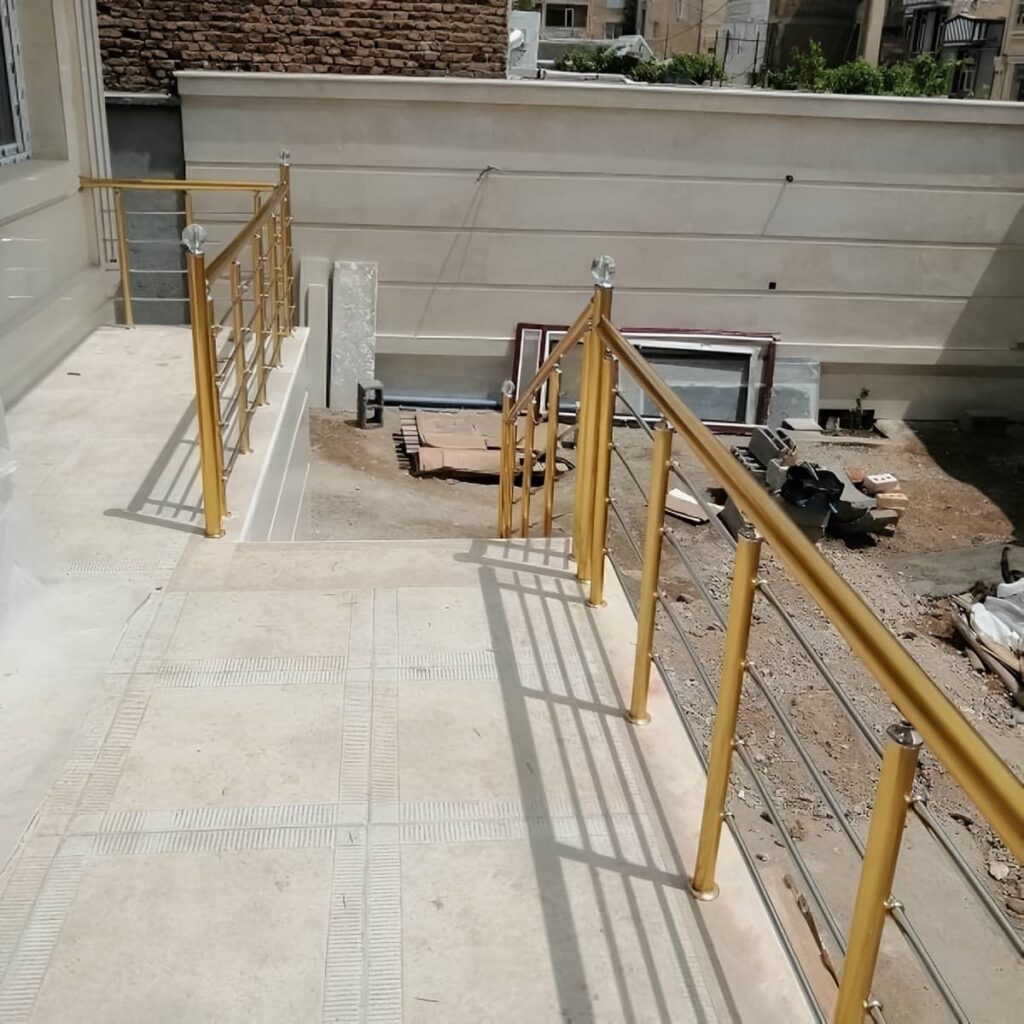 نرده کلاسیک بالکن با طراحی فلزی