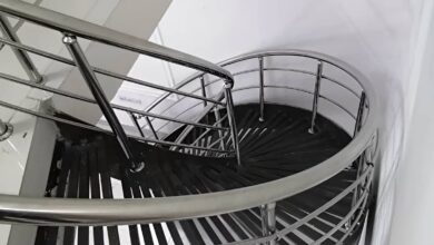 نرده استیل بالکن با طراحی مدرن برای فضای گرم و خشک