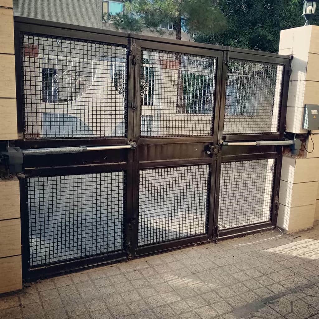 جک درب حیاط با قطعات مقاوم